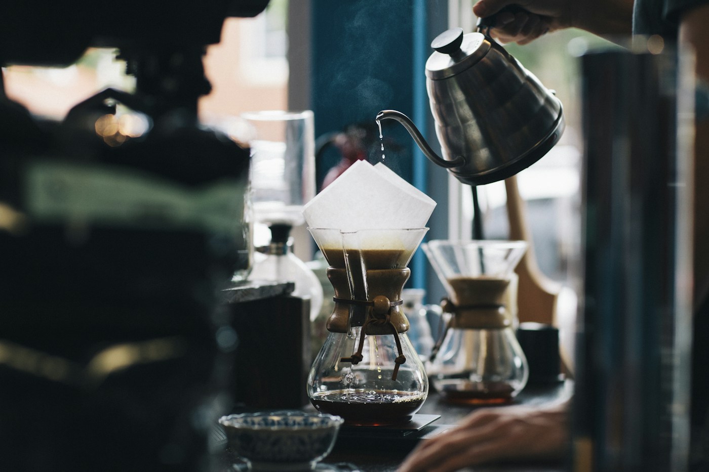 Pha cà phê thủ công — ảnh minh họa, không phải ảnh chụp Café Việt Thủy
